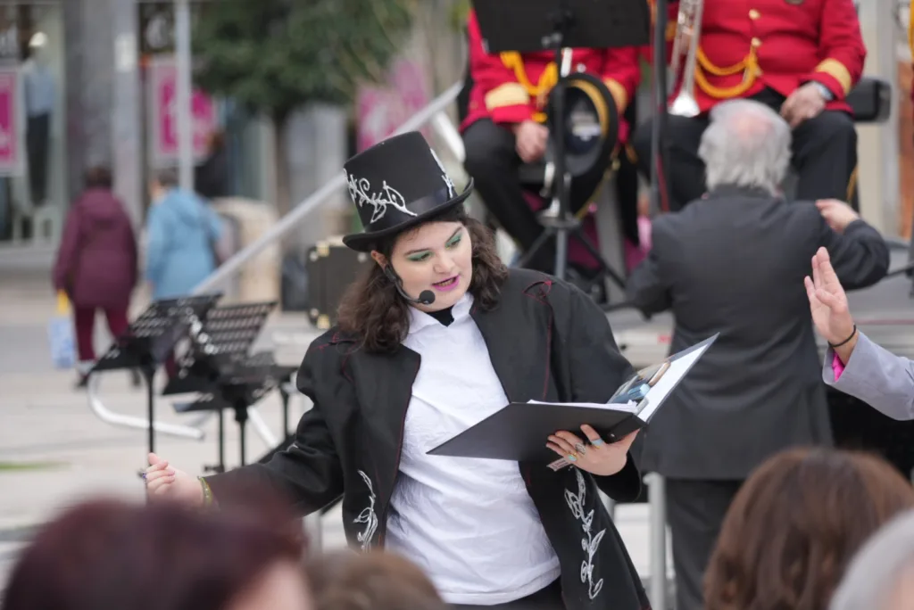 Θέατρο, σάτιρα και Πατρινό Καρναβάλι: Πλημμύρισε γέλιο η πλατεία Γεωργίου με τα «ΘεατροΚαρναβαλοΞεφαντώματα» ΦΩΤΟ