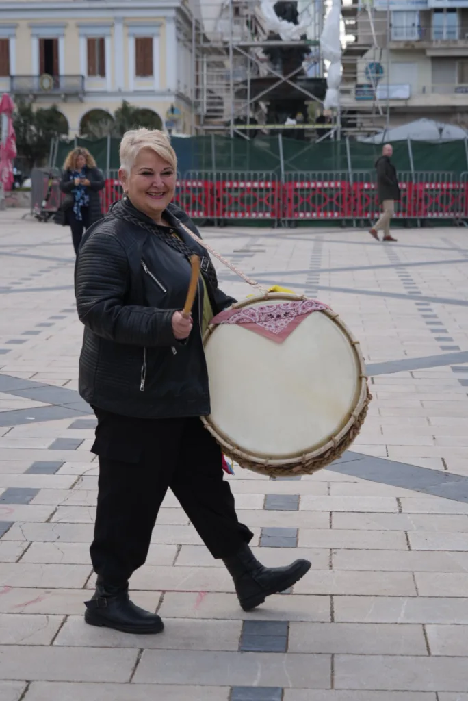 Θέατρο, σάτιρα και Πατρινό Καρναβάλι: Πλημμύρισε γέλιο η πλατεία Γεωργίου με τα «ΘεατροΚαρναβαλοΞεφαντώματα» ΦΩΤΟ