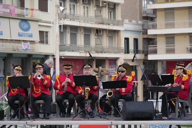 Θέατρο, σάτιρα και Πατρινό Καρναβάλι: Πλημμύρισε γέλιο η πλατεία Γεωργίου με τα «ΘεατροΚαρναβαλοΞεφαντώματα» ΦΩΤΟ