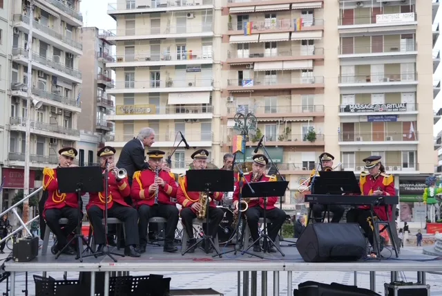 Θέατρο, σάτιρα και Πατρινό Καρναβάλι: Πλημμύρισε γέλιο η πλατεία Γεωργίου με τα «ΘεατροΚαρναβαλοΞεφαντώματα» ΦΩΤΟ