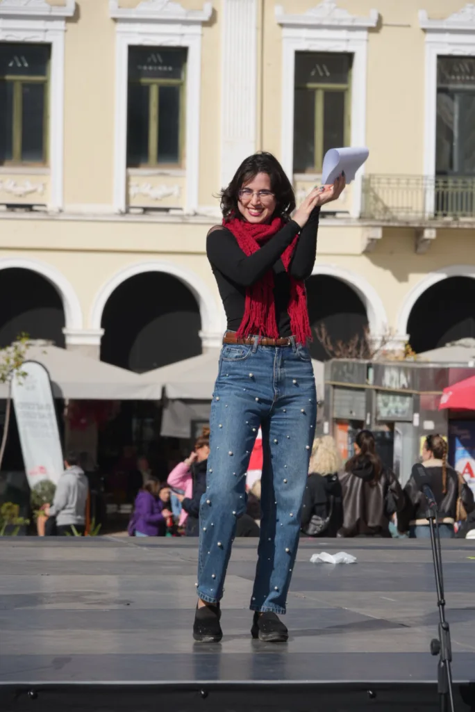 Θέατρο, σάτιρα και Πατρινό Καρναβάλι: Πλημμύρισε γέλιο η πλατεία Γεωργίου με τα «ΘεατροΚαρναβαλοΞεφαντώματα» ΦΩΤΟ