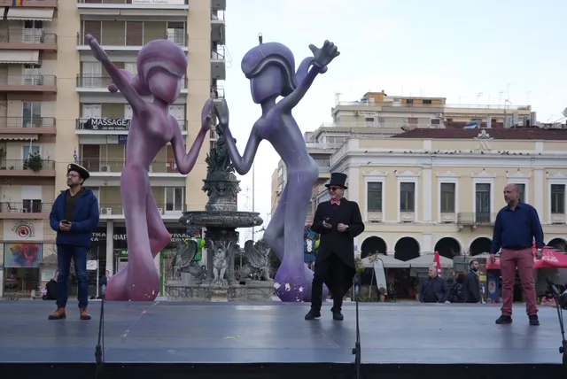 Θέατρο, σάτιρα και Πατρινό Καρναβάλι: Πλημμύρισε γέλιο η πλατεία Γεωργίου με τα «ΘεατροΚαρναβαλοΞεφαντώματα» ΦΩΤΟ