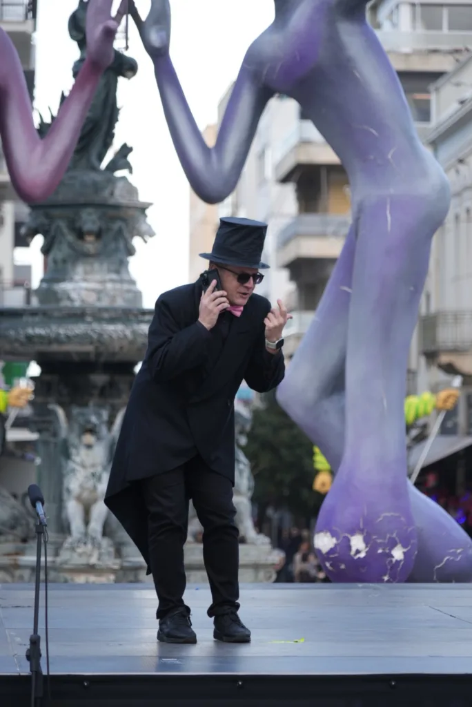 Θέατρο, σάτιρα και Πατρινό Καρναβάλι: Πλημμύρισε γέλιο η πλατεία Γεωργίου με τα «ΘεατροΚαρναβαλοΞεφαντώματα» ΦΩΤΟ