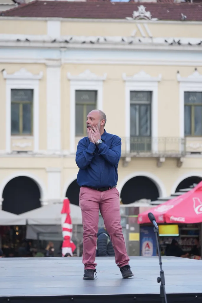 Θέατρο, σάτιρα και Πατρινό Καρναβάλι: Πλημμύρισε γέλιο η πλατεία Γεωργίου με τα «ΘεατροΚαρναβαλοΞεφαντώματα» ΦΩΤΟ