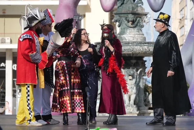 Θέατρο, σάτιρα και Πατρινό Καρναβάλι: Πλημμύρισε γέλιο η πλατεία Γεωργίου με τα «ΘεατροΚαρναβαλοΞεφαντώματα» ΦΩΤΟ