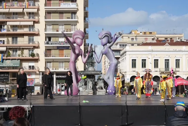Θέατρο, σάτιρα και Πατρινό Καρναβάλι: Πλημμύρισε γέλιο η πλατεία Γεωργίου με τα «ΘεατροΚαρναβαλοΞεφαντώματα» ΦΩΤΟ