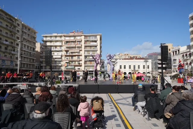 Θέατρο, σάτιρα και Πατρινό Καρναβάλι: Πλημμύρισε γέλιο η πλατεία Γεωργίου με τα «ΘεατροΚαρναβαλοΞεφαντώματα» ΦΩΤΟ