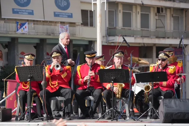 Θέατρο, σάτιρα και Πατρινό Καρναβάλι: Πλημμύρισε γέλιο η πλατεία Γεωργίου με τα «ΘεατροΚαρναβαλοΞεφαντώματα» ΦΩΤΟ