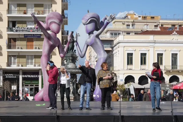 Θέατρο, σάτιρα και Πατρινό Καρναβάλι: Πλημμύρισε γέλιο η πλατεία Γεωργίου με τα «ΘεατροΚαρναβαλοΞεφαντώματα» ΦΩΤΟ