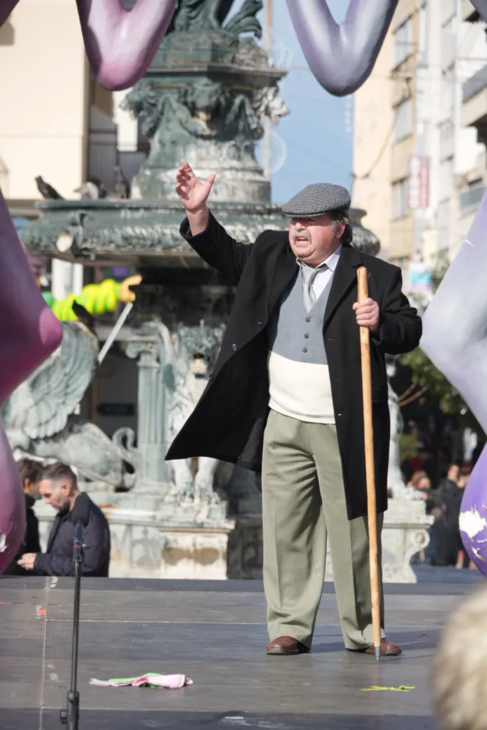 Θέατρο, σάτιρα και Πατρινό Καρναβάλι: Πλημμύρισε γέλιο η πλατεία Γεωργίου με τα «ΘεατροΚαρναβαλοΞεφαντώματα» ΦΩΤΟ