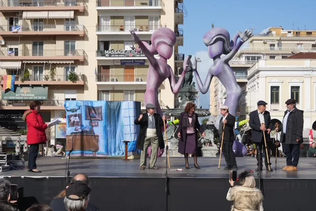 Θέατρο, σάτιρα και Πατρινό Καρναβάλι: Πλημμύρισε γέλιο η πλατεία Γεωργίου με τα «ΘεατροΚαρναβαλοΞεφαντώματα» ΦΩΤΟ