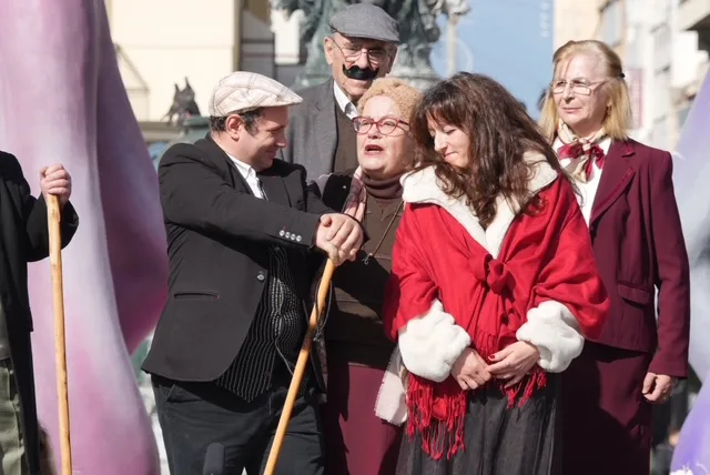 Θέατρο, σάτιρα και Πατρινό Καρναβάλι: Πλημμύρισε γέλιο η πλατεία Γεωργίου με τα «ΘεατροΚαρναβαλοΞεφαντώματα» ΦΩΤΟ