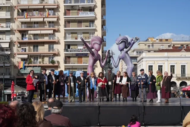 Θέατρο, σάτιρα και Πατρινό Καρναβάλι: Πλημμύρισε γέλιο η πλατεία Γεωργίου με τα «ΘεατροΚαρναβαλοΞεφαντώματα» ΦΩΤΟ