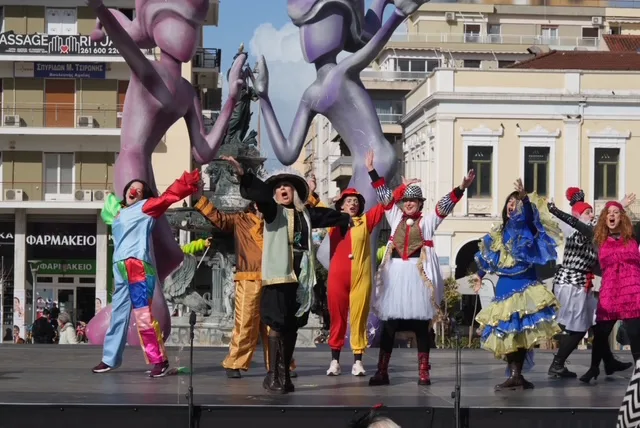 Θέατρο, σάτιρα και Πατρινό Καρναβάλι: Πλημμύρισε γέλιο η πλατεία Γεωργίου με τα «ΘεατροΚαρναβαλοΞεφαντώματα» ΦΩΤΟ