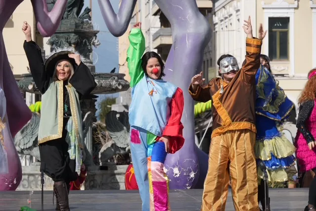 Θέατρο, σάτιρα και Πατρινό Καρναβάλι: Πλημμύρισε γέλιο η πλατεία Γεωργίου με τα «ΘεατροΚαρναβαλοΞεφαντώματα» ΦΩΤΟ