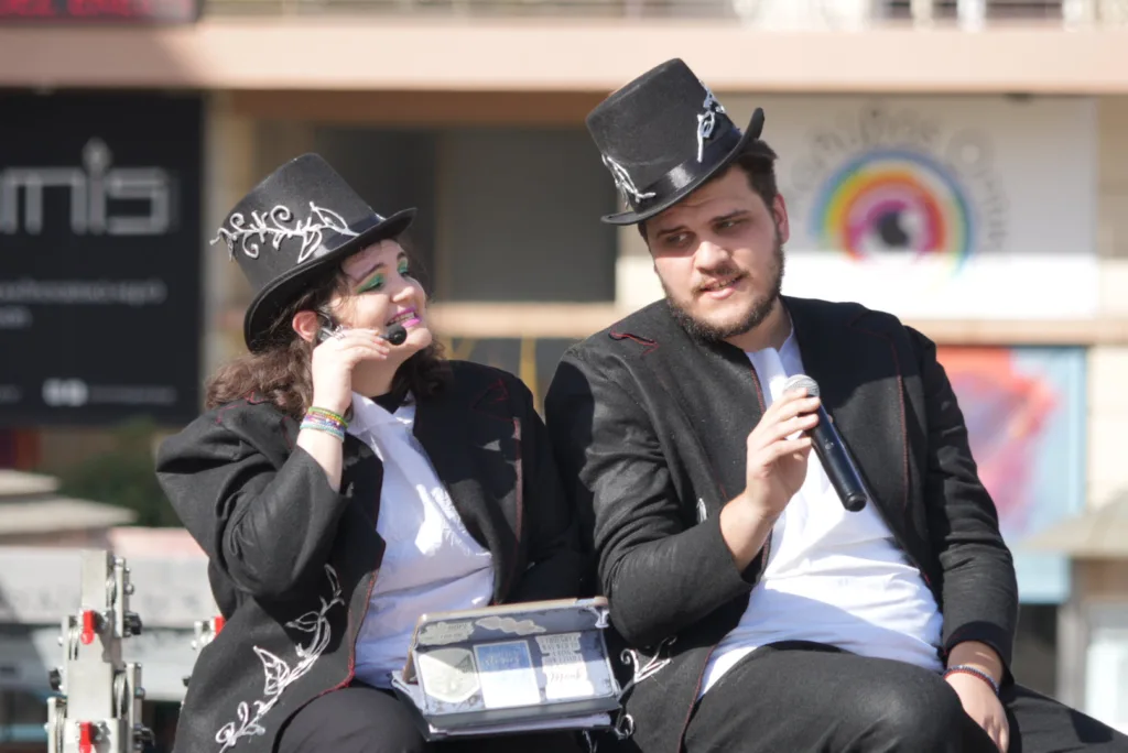 Θέατρο, σάτιρα και Πατρινό Καρναβάλι: Πλημμύρισε γέλιο η πλατεία Γεωργίου με τα «ΘεατροΚαρναβαλοΞεφαντώματα» ΦΩΤΟ