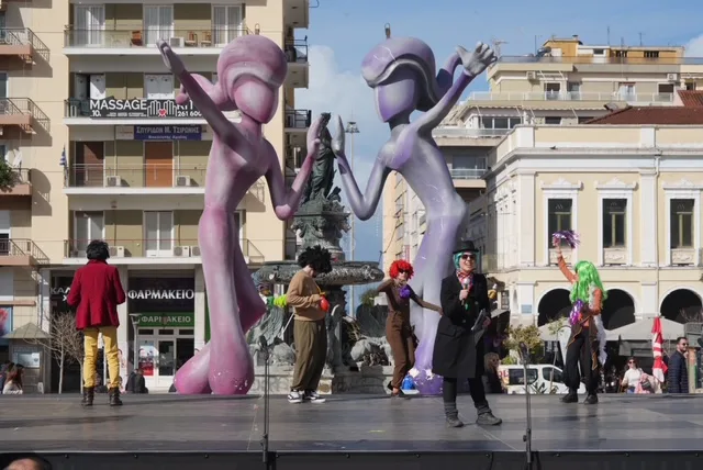 Θέατρο, σάτιρα και Πατρινό Καρναβάλι: Πλημμύρισε γέλιο η πλατεία Γεωργίου με τα «ΘεατροΚαρναβαλοΞεφαντώματα» ΦΩΤΟ
