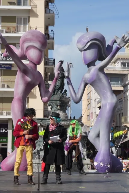 Θέατρο, σάτιρα και Πατρινό Καρναβάλι: Πλημμύρισε γέλιο η πλατεία Γεωργίου με τα «ΘεατροΚαρναβαλοΞεφαντώματα» ΦΩΤΟ