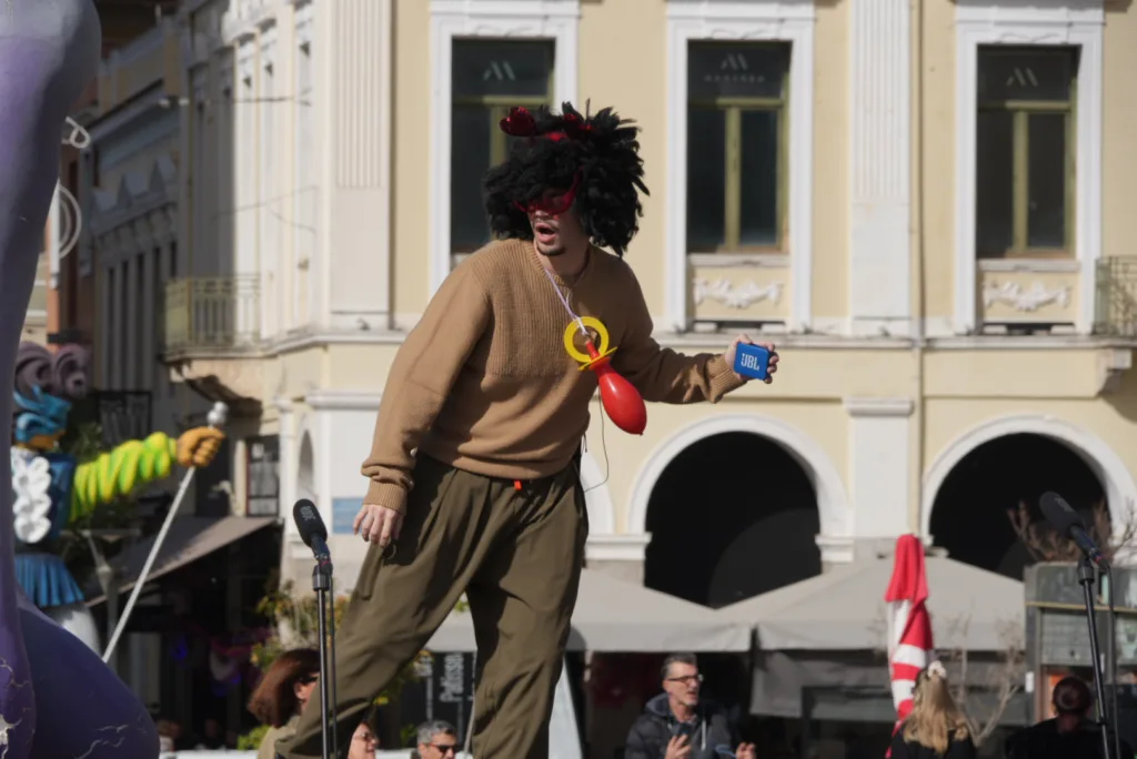 Θέατρο, σάτιρα και Πατρινό Καρναβάλι: Πλημμύρισε γέλιο η πλατεία Γεωργίου με τα «ΘεατροΚαρναβαλοΞεφαντώματα» ΦΩΤΟ