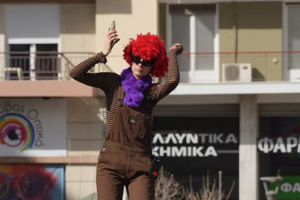 Θέατρο, σάτιρα και Πατρινό Καρναβάλι: Πλημμύρισε γέλιο η πλατεία Γεωργίου με τα «ΘεατροΚαρναβαλοΞεφαντώματα» ΦΩΤΟ