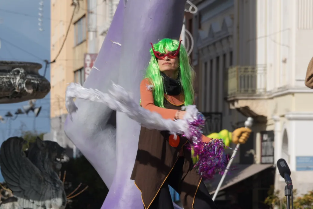 Θέατρο, σάτιρα και Πατρινό Καρναβάλι: Πλημμύρισε γέλιο η πλατεία Γεωργίου με τα «ΘεατροΚαρναβαλοΞεφαντώματα» ΦΩΤΟ