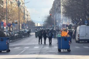 Μολότοφ, χημικά, κουκουλοφόροι μετά τη συγκέντρωση για τα Τέμπη, ΒΙΝΤΕΟ
