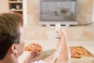 Η μεγάλη χασούρα και ζημιά για όσους τρώνε αφηρημένοι μπροστά στην τηλεόραση