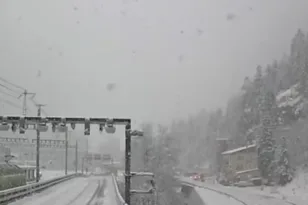 Ελβετία: Εκτροχιάστηκε τρένο, φόβοι για τραυματίες ΒΙΝΤΕΟ