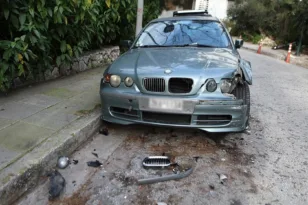 Μεθυσμένη τραγουδίστρια προσέκρουσε σε σταθμευμένα οχήματα στο Κολωνάκι ΦΩΤΟ