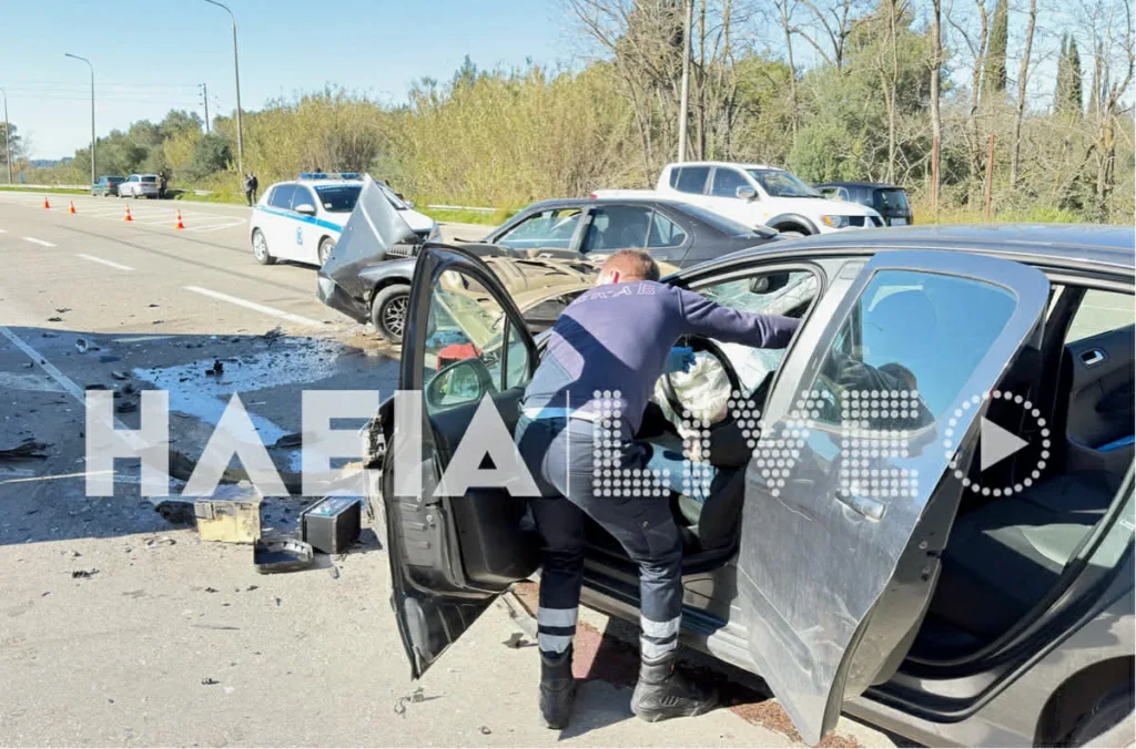 Πύργος: Μετωπική σύγκρουση στον κόμβο Ολυμπίων – Τέσσερις τραυματίες, ένας σε σοβαρότερη κατάσταση ΦΩΤΟ-ΒΙΝΤΕΟ