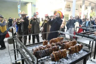 Τσικνοπέμπτη 2026: Τι γιορτάζουμε σήμερα και ποια είναι τα έθιμα ανά την Ελλάδα