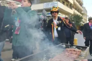 Πάτρα-Τσικνοπέμπτη: Η ημέρα που η πόλη «πνίγεται» στην τσίκνα και το κέφι