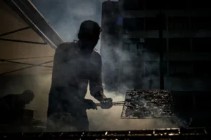 Με τι καιρό θα κάνουμε Τσικνοπέμπτη: Πού θα «χτυπήσουν» οι πιο έντονες καταιγίδες