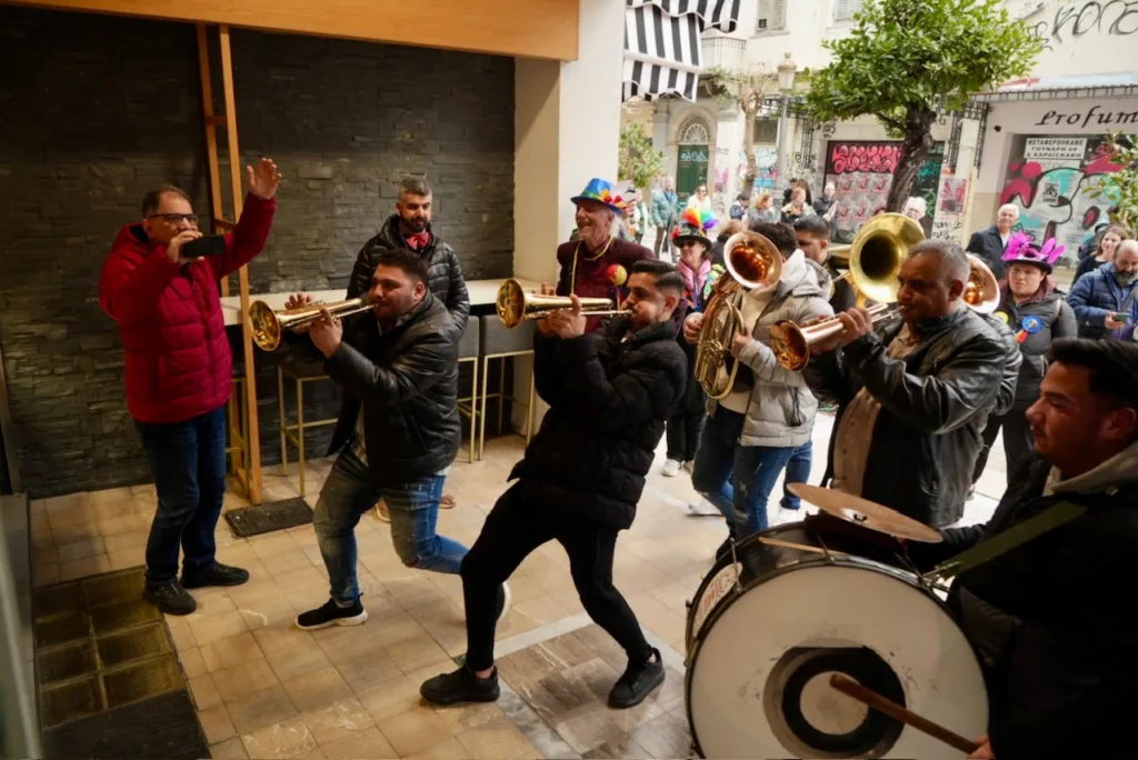 Πάτρα: Το κέντρο πήρε «φωτιά» με βαλκανικούς ρυθμούς ΦΩΤΟ