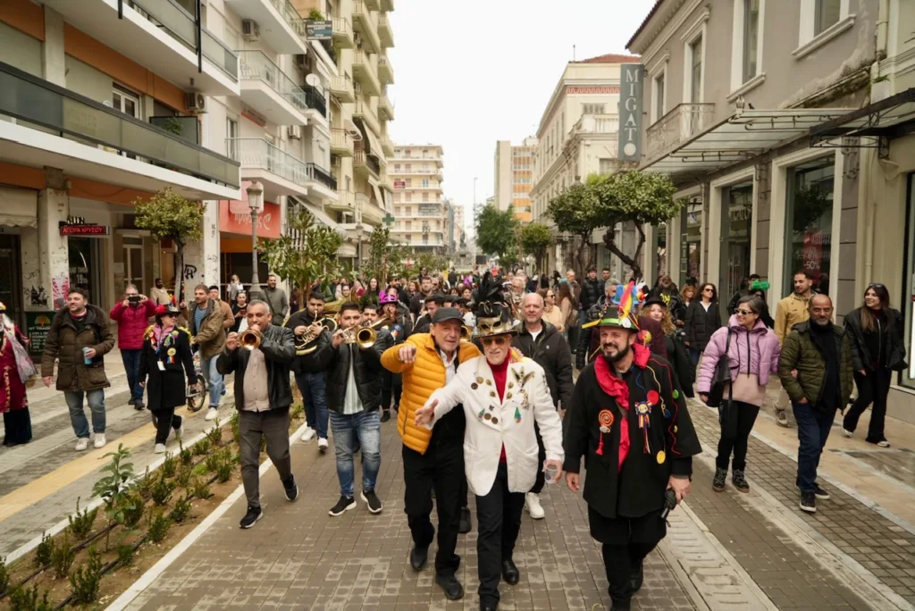 Πάτρα: Το κέντρο πήρε «φωτιά» με βαλκανικούς ρυθμούς ΦΩΤΟ