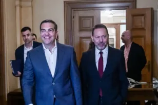 Πολιτική αντιπαράθεση Τσίπρα – Στουρνάρα για πιέσεις στην ΤτΕ: «Ζητώ τεκμηρίωση» απαντά ο πρώην πρωθυπουργός