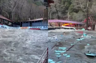 Τουρκία: Εστιατόριο παρασύρθηκε από τα ορμητικά νερά…