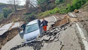 Σαρώνει η κακοκαιρία: Πλημμύρες, καθιζήσεις, καταστροφές σ' όλη την Ελλάδα