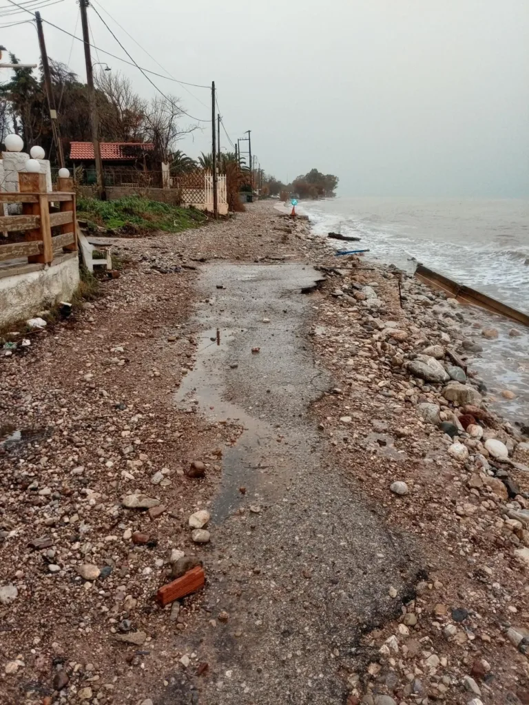 Αιγιάλεια: Η θάλασσα φούσκωσε και βγήκε στη στεριά - Σε διαρκή επιφυλακή η Πολιτική Προστασία του Δήμου