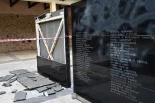 Βανδαλισμός στο Μνημείο των 200 στην Καισαριανή – Σε εξέλιξη οι εργασίες αποκατάστασης