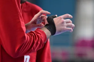 Με ειδικό νάρθηκα στον αντίχειρα ο Μιλουτίνοφ, ΒΙΝΤΕΟ