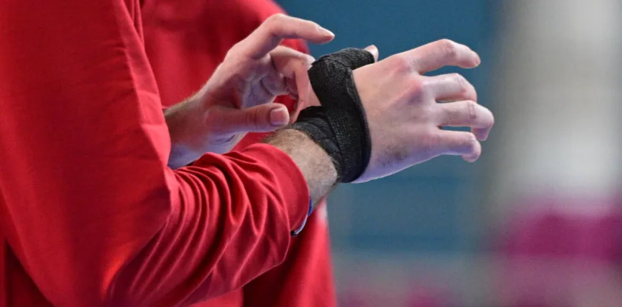 Με ειδικό νάρθηκα στον αντίχειρα ο Μιλουτίνοφ, ΒΙΝΤΕΟ