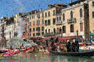 Βενετία: Παλίρροια γέμισε τα σοκάκια με ψάρια – Οι εικόνες που έκαναν τον γύρο των social media