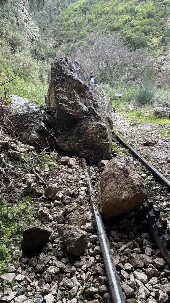 Οδοντωτός: Πρωινή επιθεώρηση με νέα πτώση βράχων στη γραμμή ΦΩΤΟ