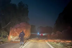 Χίος: Τεράστιος βράχος έπεσε στην εθνική οδό