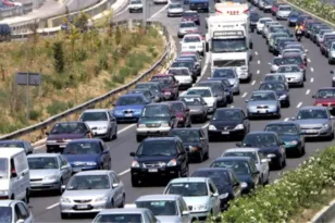 Κυκλοφοριακό «έμφραγμα» στο Λεκανοπέδιο προκαλούν απεργία ταξί και κλειστοί κόμβοι της Αττικής Οδού