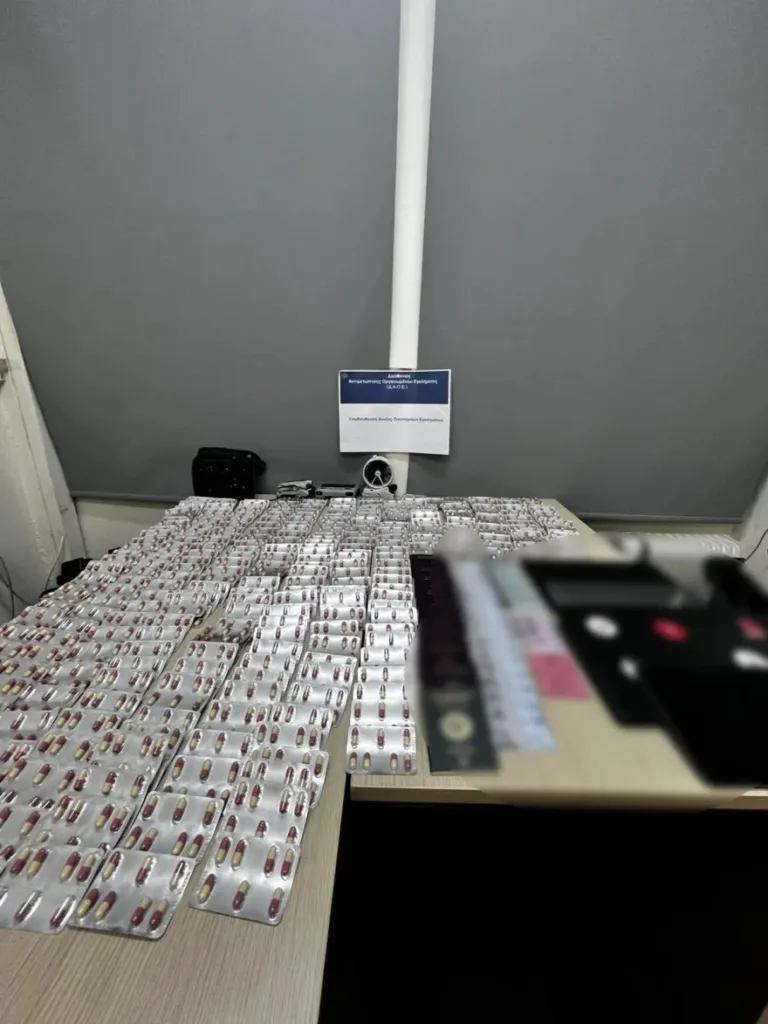 Κύκλωμα κλοπών και παράνομης διακίνησης φαρμάκων εξαρθρώθηκε στην Αθήνα – Χιλιάδες χάπια και έγγραφα στα ευρήματα