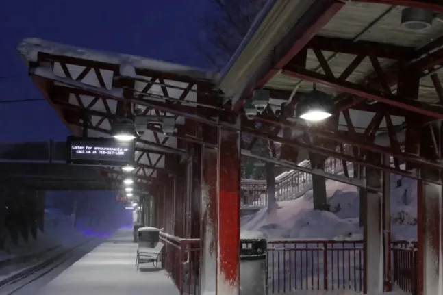 ΗΠΑ: Σφοδρή χιονοθύελλα παραλύει μεγάλες πόλεις – Ακυρώσεις πτήσεων, κλειστά σχολεία και προειδοποιήσεις για επικίνδυνα φαινόμενα