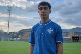 Υπόθεση «οδηγός»: Ποδοσφαιριστής διεκδικεί 7 εκατομμύρια ευρώ αποζημίωση από συλλόγους γιατί δεν τον προστάτευσαν μετά από ρατσιστική επίθεση