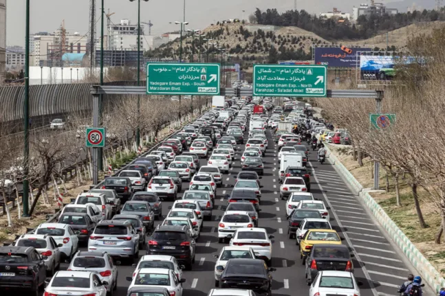 Τεχεράνη: Την εγκαταλείπουν οι Ιρανοί, ουρές σε σούπερ μάρκετ και βενζινάδικα, δείτε φωτογραφίες